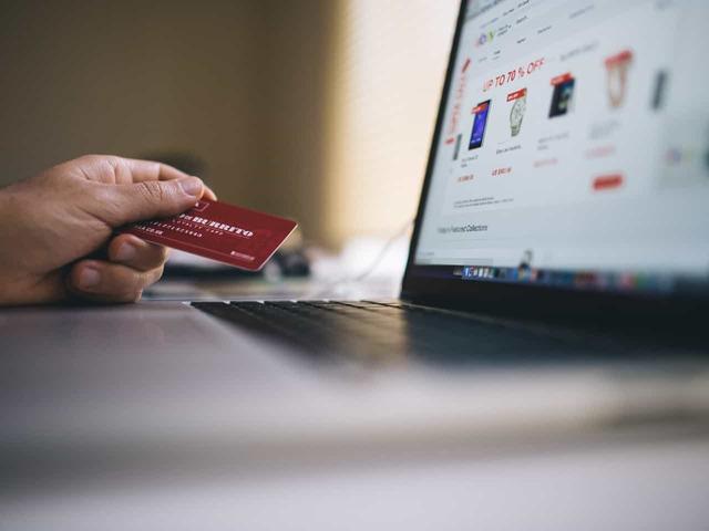Imagem de uma pessoa fazendo compras no cartão, ilustrando o conteúdo sobre cartão de crédito para negativado