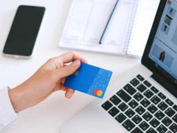 imagem de uma pessoa segurando um cartão de crédito para MEI