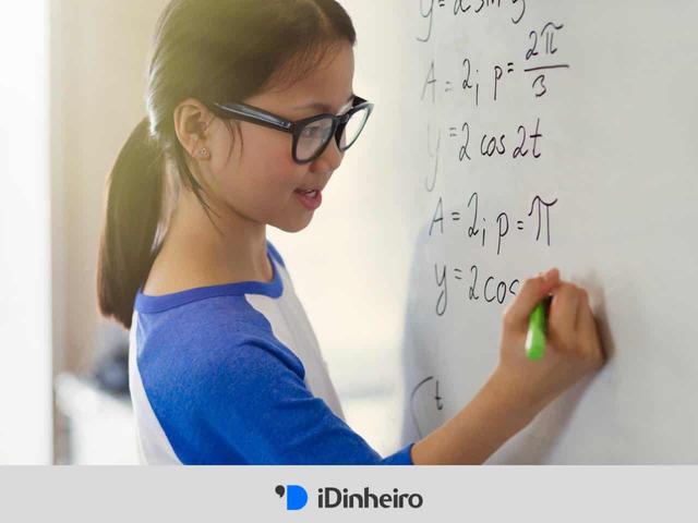 menina fazendo cálculos em quadro branco representando calculadora de taxas equivalentes