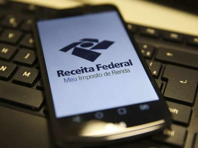 Imagem de um celular com o aplicativo Meu Imposto de Renda da Receita Federal. Foto utilizada para ilustrar uma notícia sobre o Imposto de Renda 2023. Crédito: Marcelo Casal/Agência Brasil