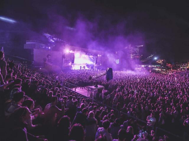 Imagem de uma plateia de show, com um grande telão no centro. Foto utilizada para ilustrar uma notícia sobre como obter desconto no programa Esfera para comprar ingressos de shows internacionais, como RBD e Taylor Swift.