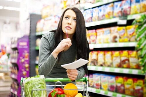 Mulher fazendo compras no supermercado