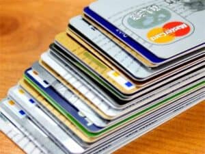 Foto de pilha de cartões simbolizando o tema controle de cartão de crédito