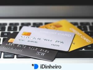 imagem de três cartões sobre a mesa para ilustrar cartão de crédito para negativados