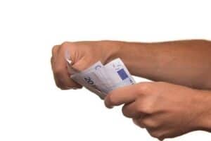 Mãos dando dinheiro para simbolizar o tema Empréstimo online