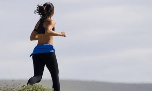 mulher correndo, representando o conteúdo sobre despesas mensais