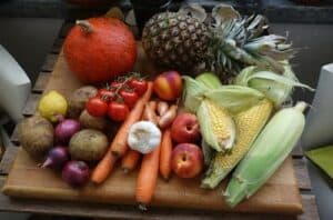 Frutas e verduras simbolizando o tema Como manter uma alimentação saudável gastando pouco