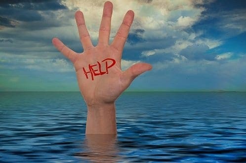 Mão com 'help' na água simbolizando o tema Formas de economizar água