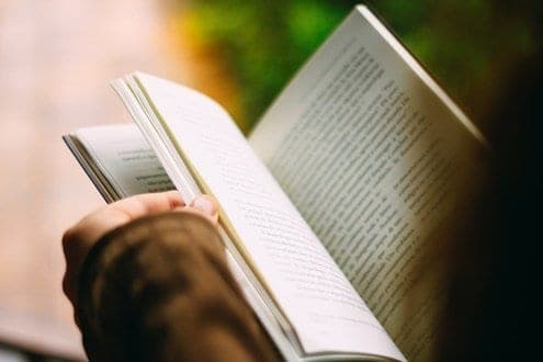 Pessoa lendo um livro sobre a força do hábito