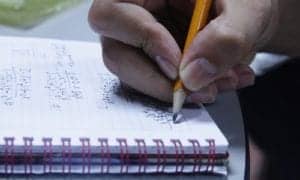 Anote seus gastos pessoa anotando em um caderno