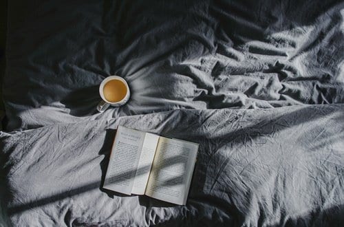Cama, café e livro