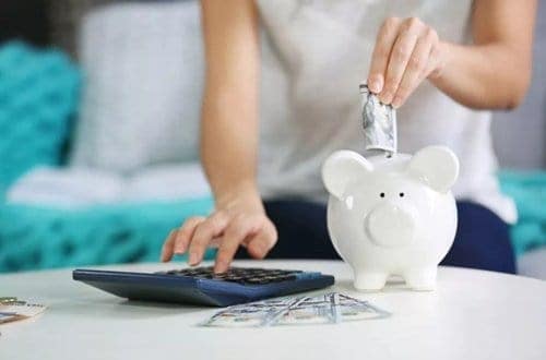 Mulher utilizando uma calculadora para analisar seu fluxo de caixa