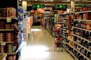 Seção de produtos de um mercantil simbolizando o tema como economizar no supermercado
