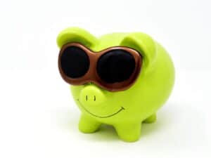 porquinho de cerâmica com óculos de sol simbolizando como investir dinheiro