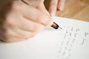 Foto de uma pessoa escrevendo uma carta de demissão