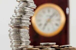 pilha de moedas simbolizando o tema ideias para ganhar dinheiro extra com pouco investimento