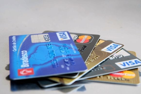 Como Pagar Contas com Cartão de Crédito? Vale a Pena? Tem Juros?