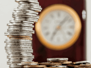 Imagem de várias moedas em uma mesa, simbolizando a dúvida de como economizar dinheiro ganhando pouco