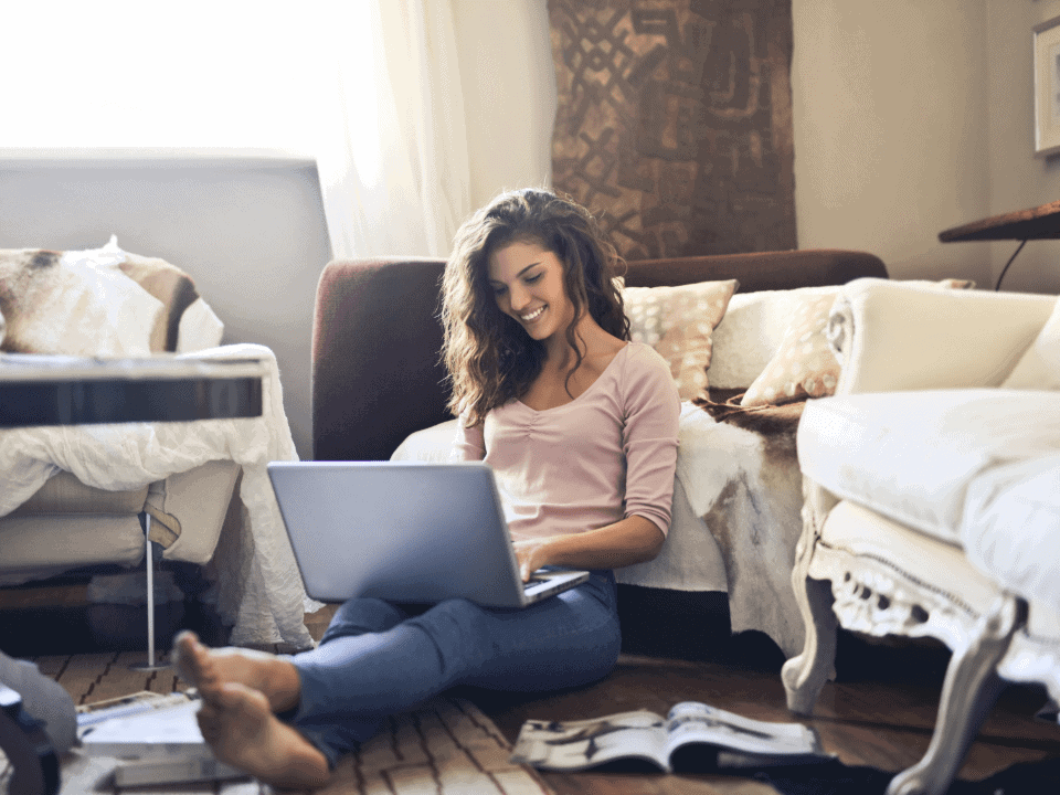 Mulher usando um notebook para pesquisar sobre como ganhar dinheiro na internet testando produtos