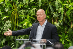 Foto de Jeff Bezos, fundador da Amazon simbolizando o tema método de Jeff Bezos