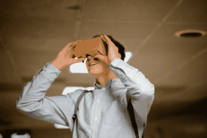 Homem segurando uma espécie de óculos virtual para simbolizar o tema startup