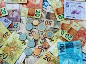 5º e última parcela do auxílio emergencial é paga para beneficiários do Bolsa Família NIS 0 cédulas de real, representando bolsa família nis 0