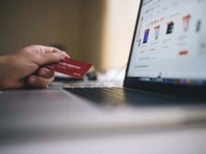 Foto de uma pessoa usando a internet para fazer compras, representando o assunto sobre como cancelar compra no cartão de crédito