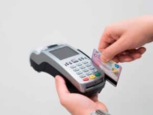 Cartão de crédito internacional passando na maquina de cartão de crédito