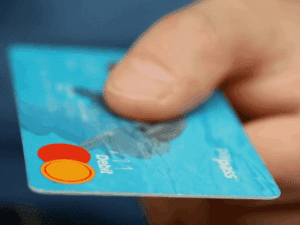 Imagem de um cartão de crédito simbolizando o conteúdo sobre bancos que aprovam com score baixo