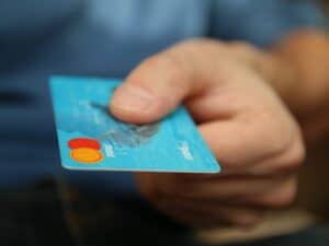 Imagem de um cartão de crédito representando o programa mastercard surpreenda
