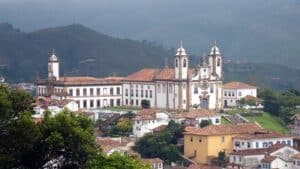 cidade de Ouro Preto com a igreja em destaque no topo do morro
