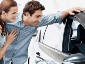 casal olhando carro novo, representando refinanciamento de veículo Santander