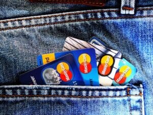 Um bolso com vários cartões, simbolizando o ato de solicitar cartão de crédito.