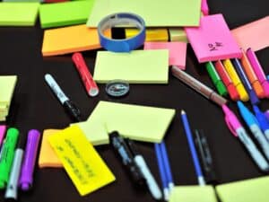 canetas, post-its e outras opções de material escolar