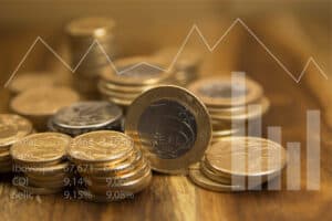 moedas e gráficos, representando aumento da selic
