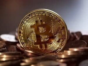 moeda de bitcoin entre outros moedas representando bitcoin