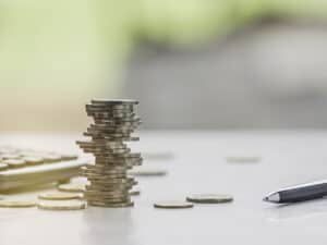 pilha de moedas, representando Bancos começam a oferecer novo empréstimo consignado do INSS