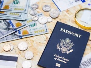 passaporte, moedas e cédulas, representando economizar na viagem