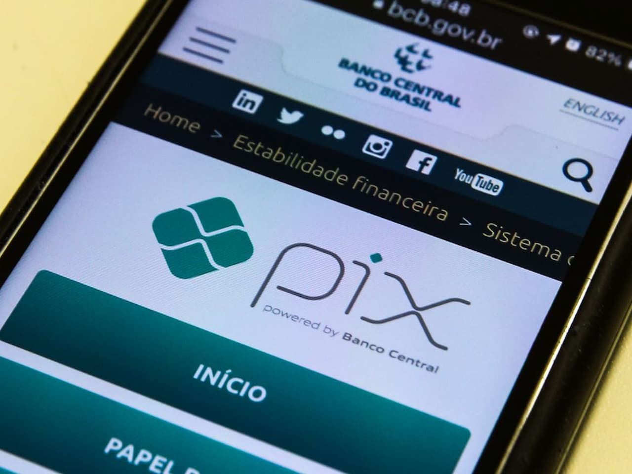 celular com tela aberta no PIX representando PIX Offline
