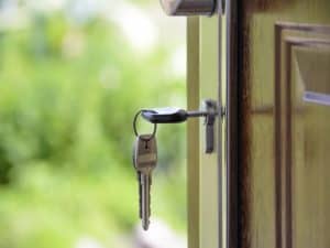 chaves na fechadura de porta representando reajuste do aluguel pelo IPCA