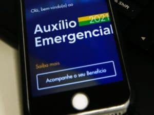 celular com tela em acompanhamento do auxílio emergencial representando nascidos em fevereiro