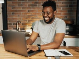 conta mei santander: imagem de um homem utilizando um notebook em uma mesa
