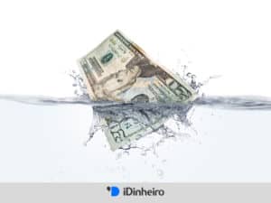 notas de dinheiro caindo na água, representando investimento com liquidez diária