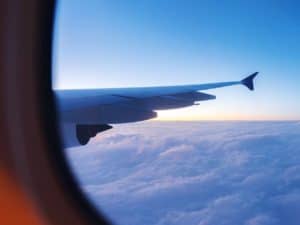 Visão da janela do avião representando Latam Pass.