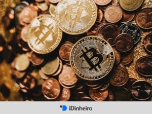 moedas de bitcoin e centavos representando investir em bitcoin com pouco dinheiro