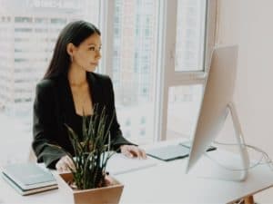 imagem de uma mulher usando um computador para ilustrar o artigo sobre curso de administração financeira