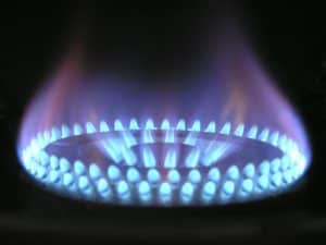 chama de gás representando vale-gás da Petrobras