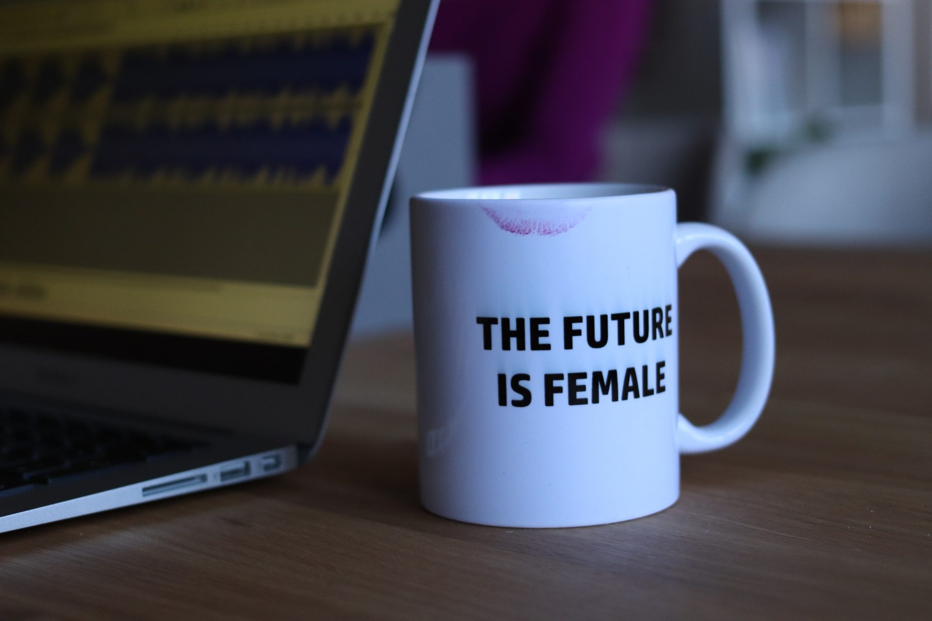 caneca onde se lê "the future is female", representando as mulheres no mercado financeiro