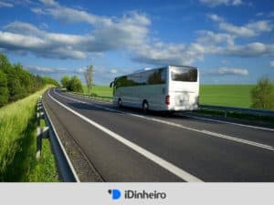 foto de um ônibus em uma estrada deserta, representando passagem de ônibus barata
