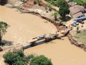 Enchentes da Bahia e de Minas Gerais, representando sacar abono salarial.